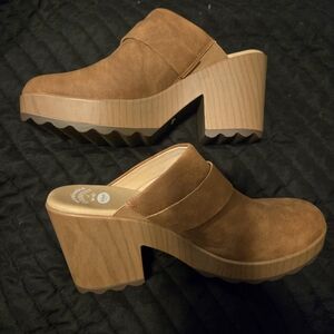 Size 9 Dr. Scholls slip on clog. Never worn.